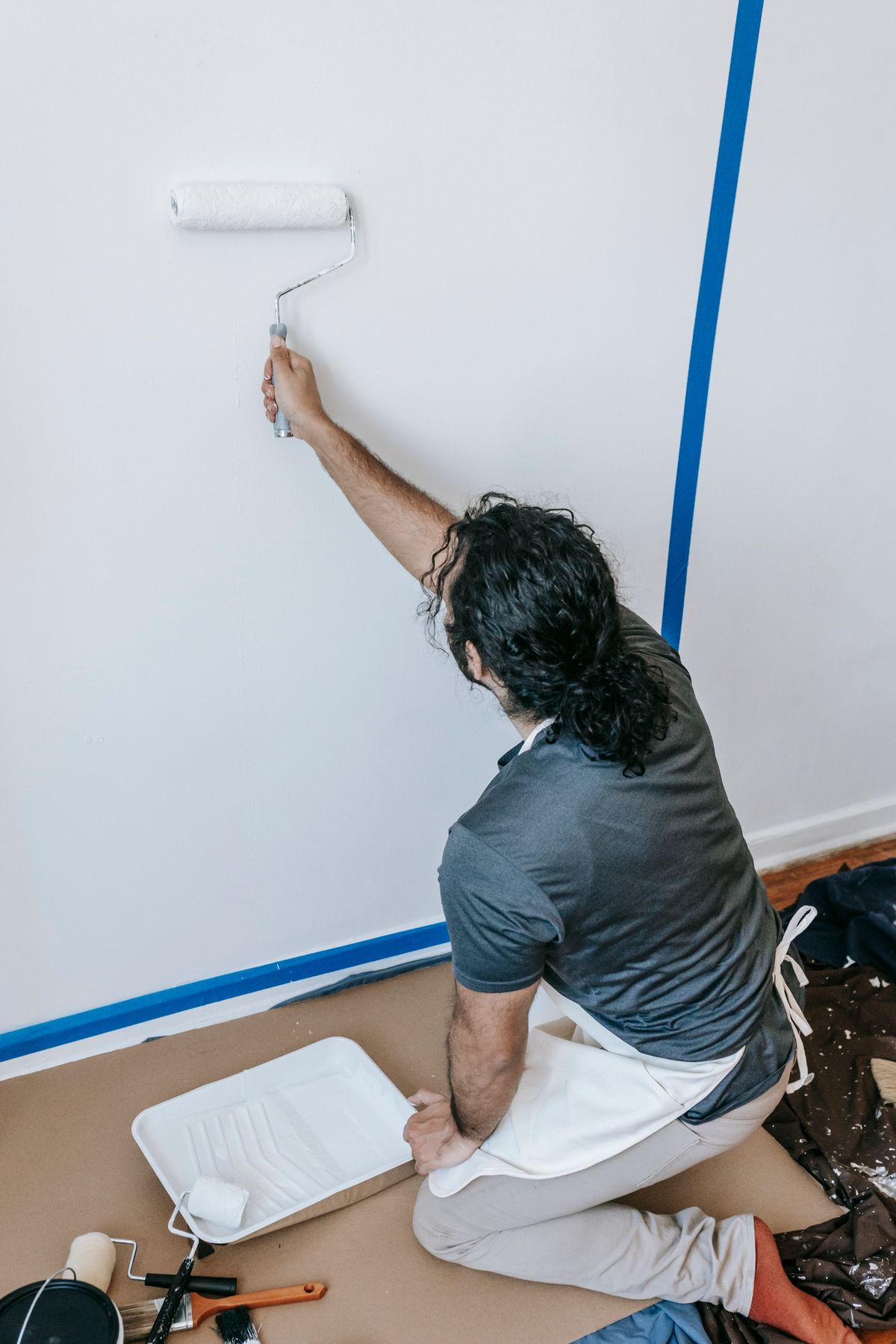 Peintre appliquant la peinture au rouleau sur un mur