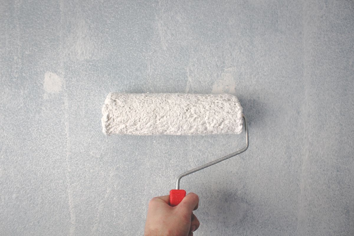 Détail d'un rouleau de peinture sur un mur